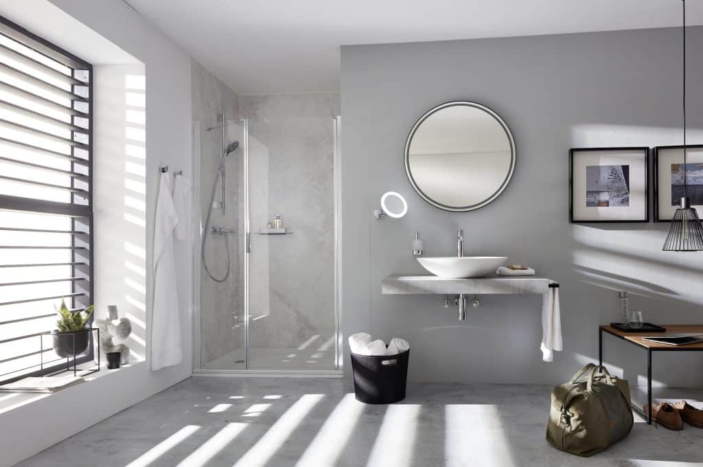 Modernes Badezimmer in Grautönen. Beispiel für das Material Beton.