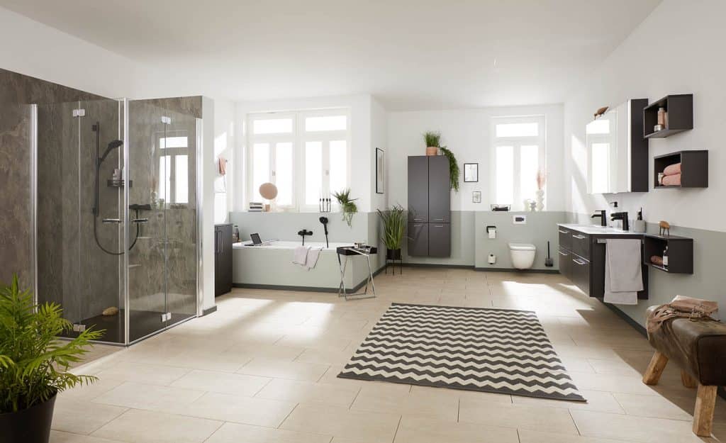 Großes modernes Badezimmer in warmen Farben. Beispiel für das Material Stein.