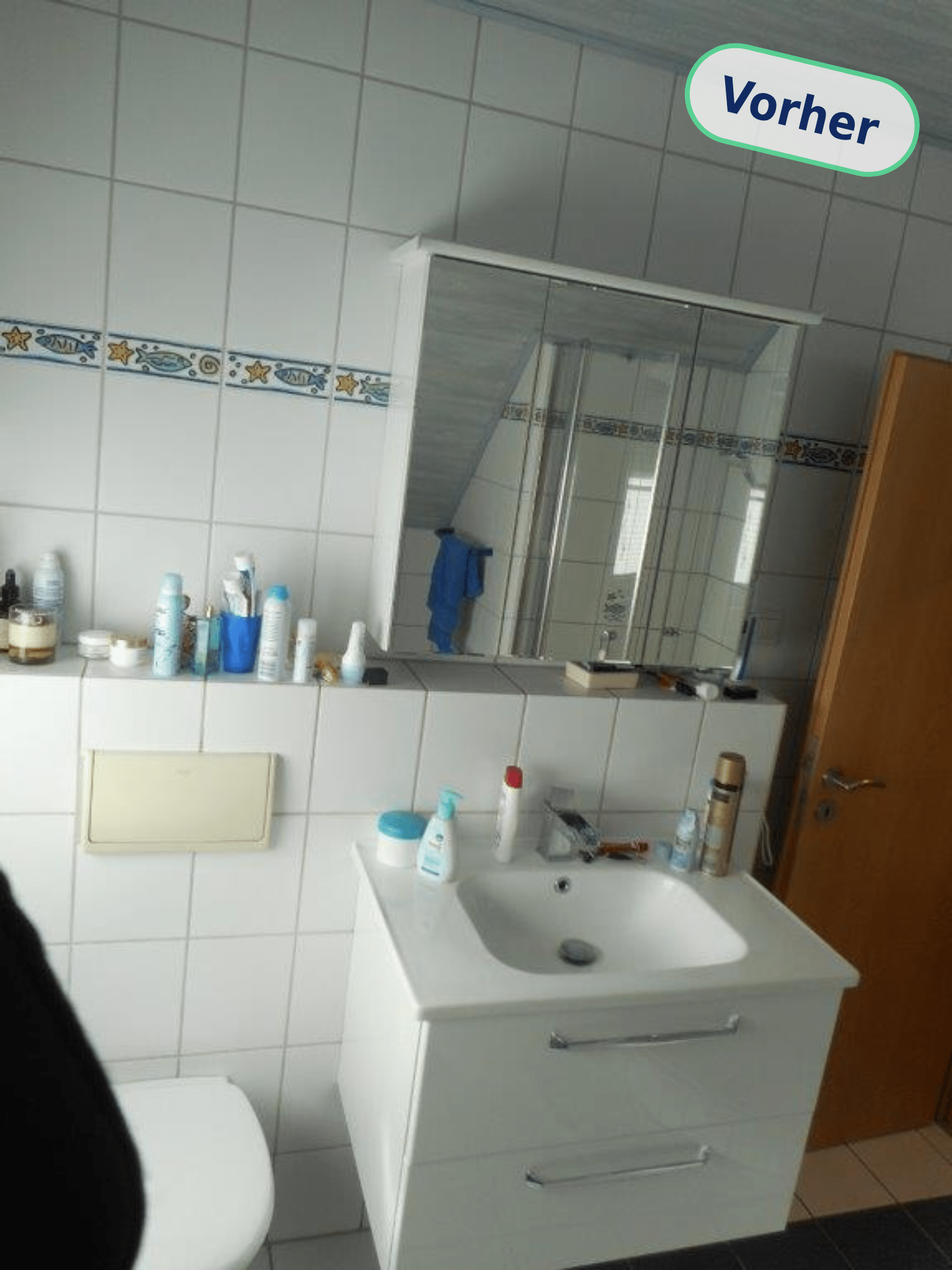 Waschplatz mit Spiegel vor der Renovierung
