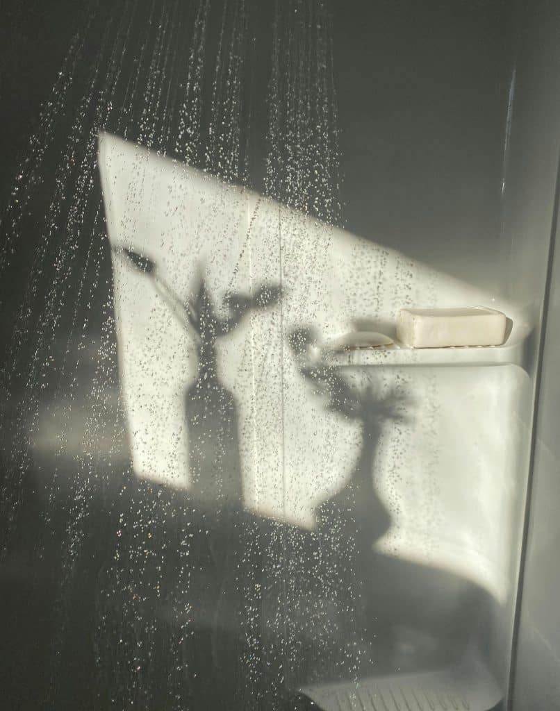 Dusche mit Schatten von Wasen einem Wasserstahl