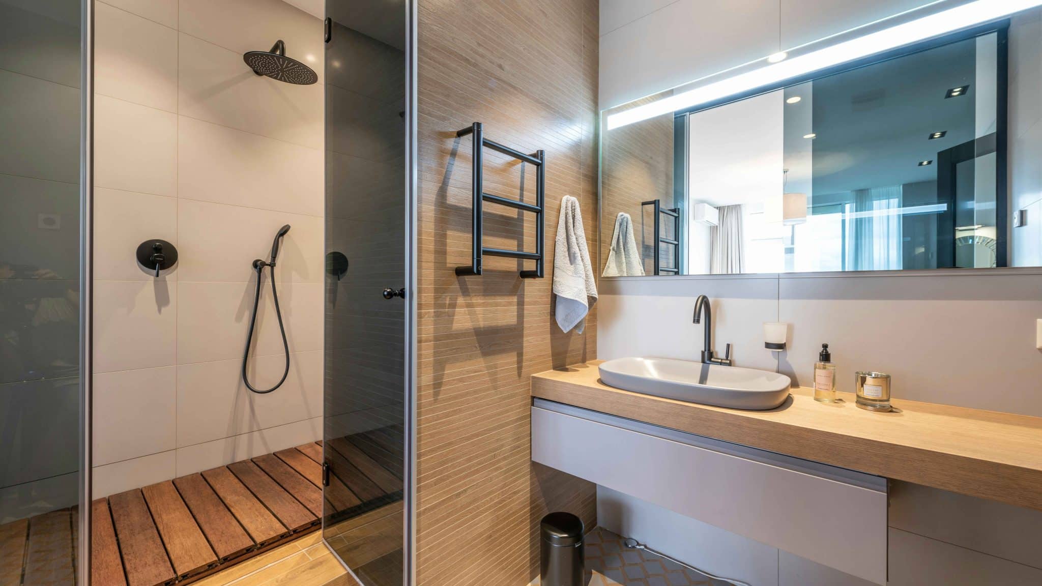Modernes Badezimmer mit Holz und Wandmodulen