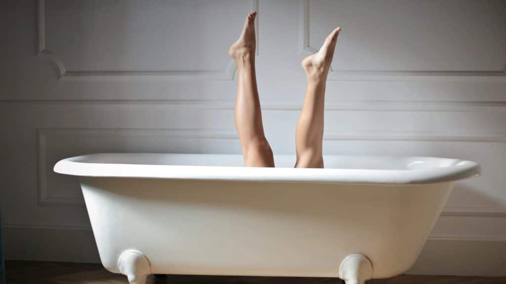 Badewanne aus der Füße schauen