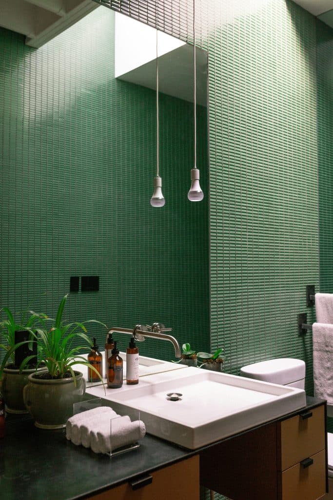 Farben im Badezimmer mit grüner Wand