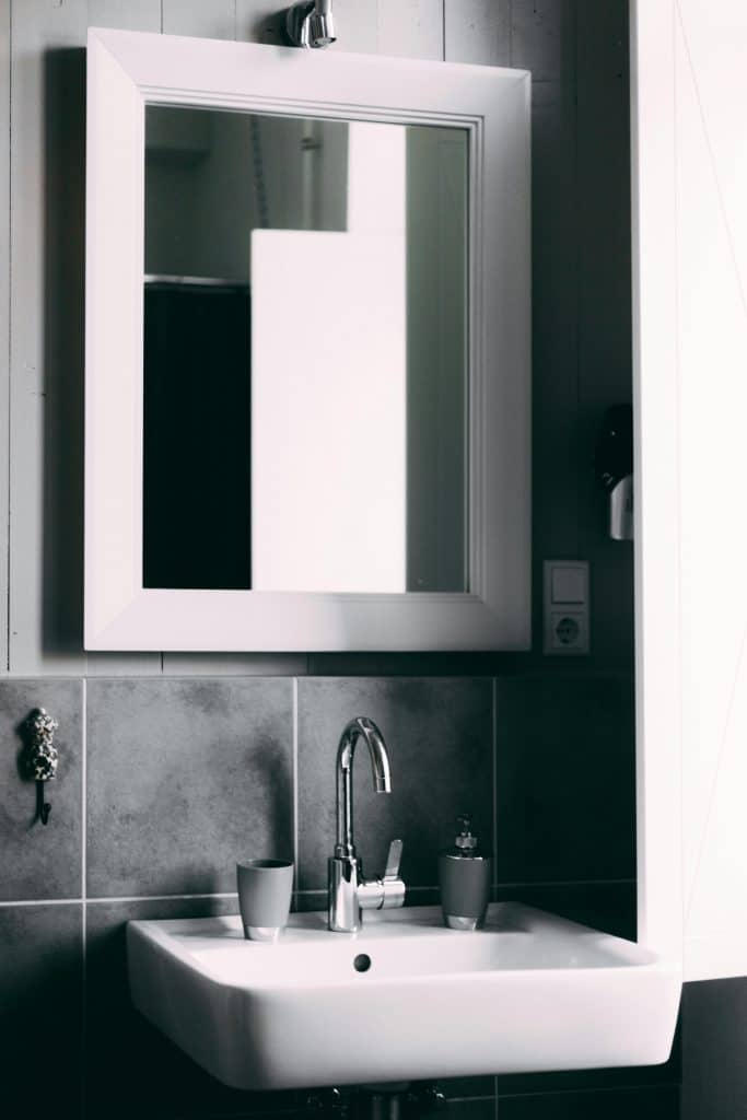 Spiegel und Waschbecken in schwarz weiß