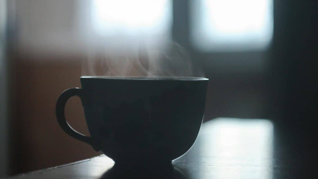 Tasse mit dampfenden Kaffee